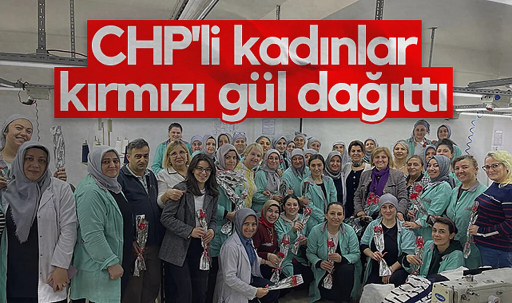 Samsun'da CHP'li kadınlar kırmızı gül dağıttı
