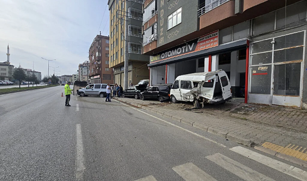 Samsun’da Hafif Ticari Araç Park Halindeki 3 Araca Çarptı