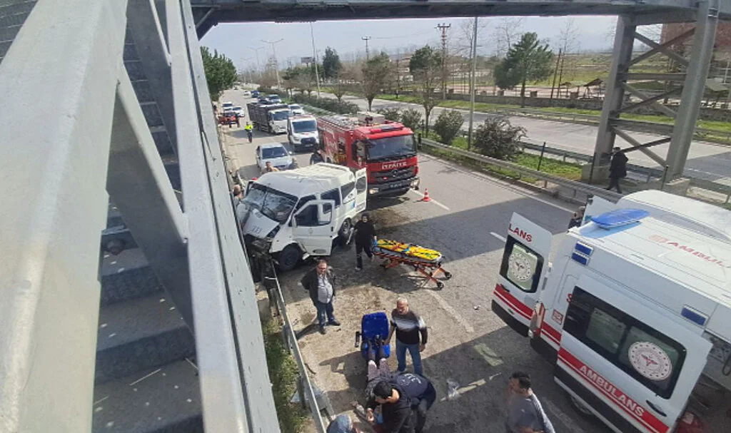 Samsun'da Minibüs Üst Geçit Direğine Çarptı: 7 Kişi Hastanede