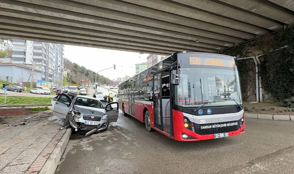 Samsun’da Otomobil Refüje Çıktı: 1 Yaralı