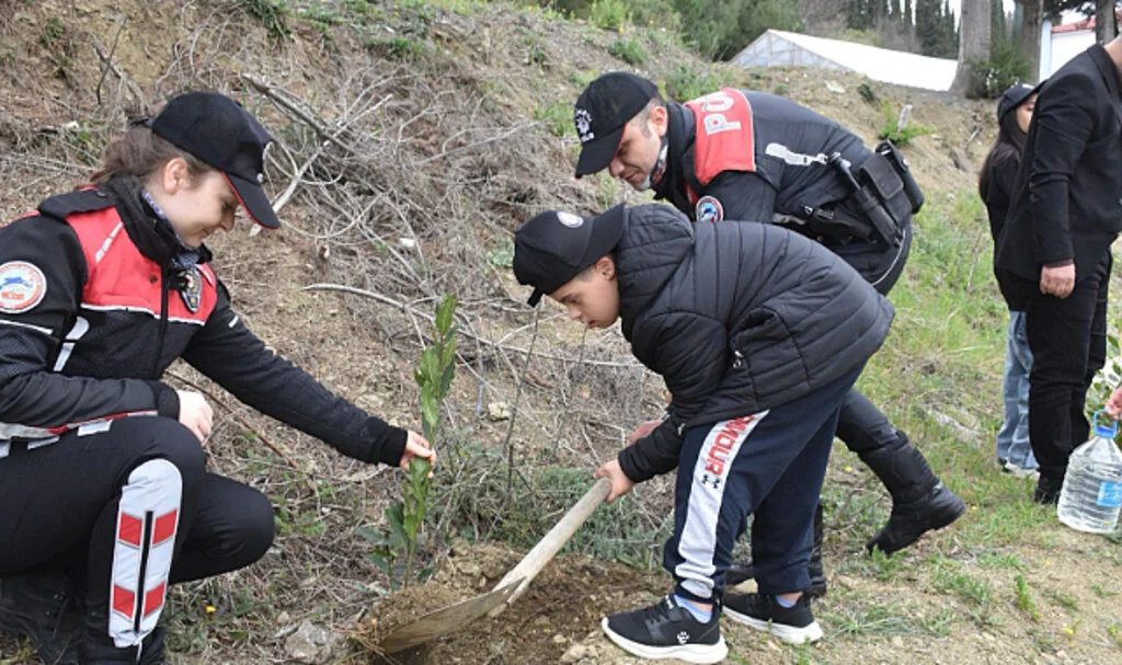 Samsun’da Polis ve Öğrenciler 55 Fidan Dikti