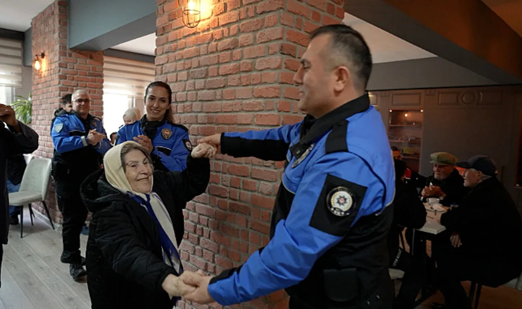 Samsun'da Polisler, Yaşlıların Yüzünü Güldürdü