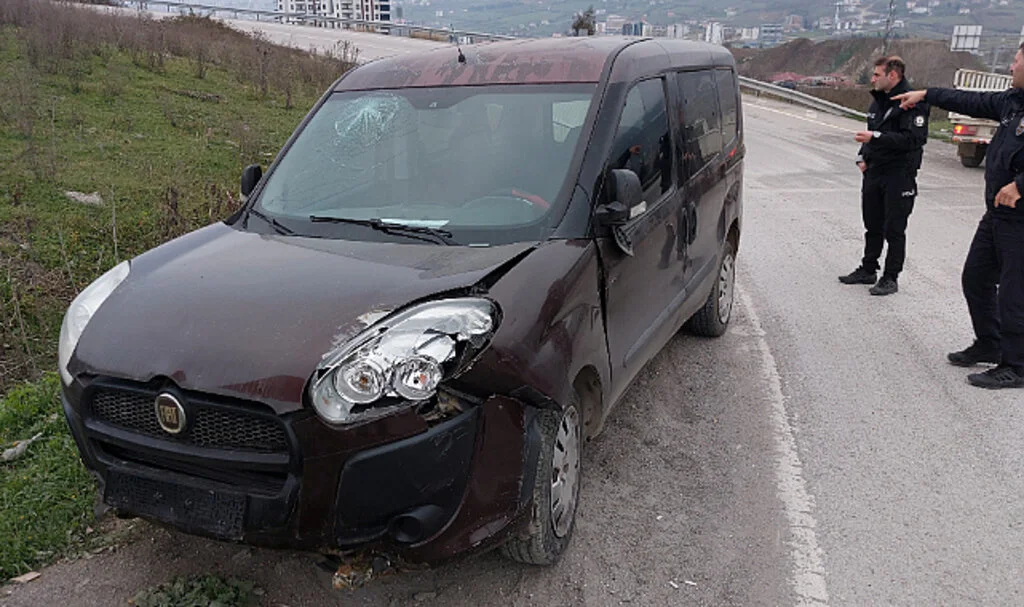 Samsun’da Trafik Kazası: Hafif Ticari Araç Yoldan Çıktı, 2 Yaralı