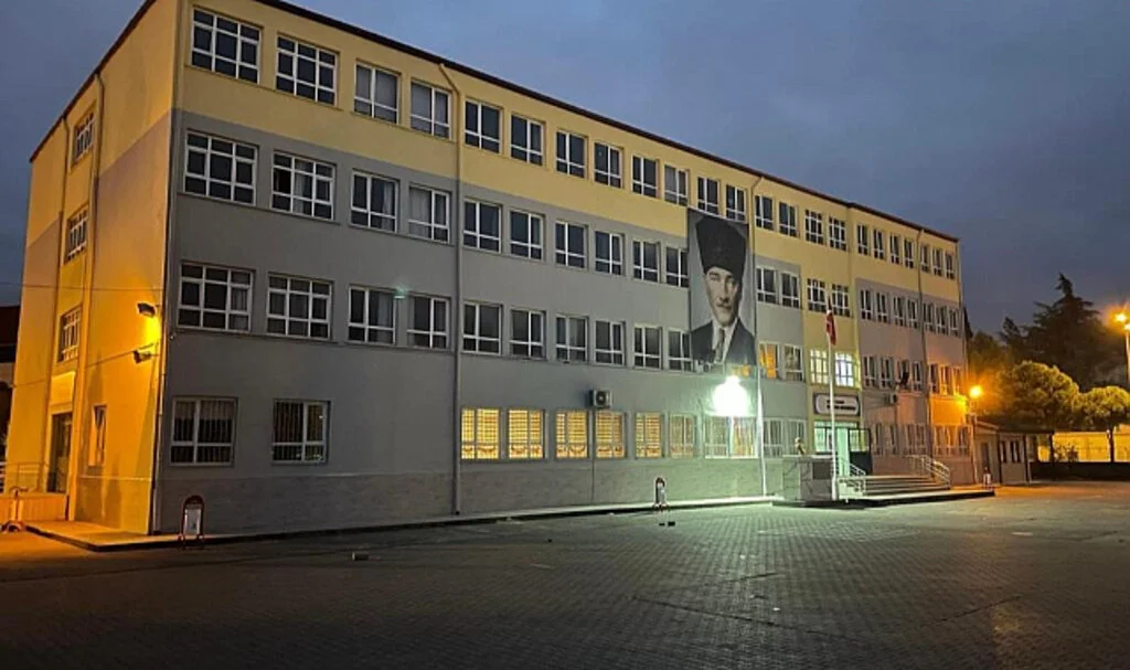 Samsun'da Yangın Sonrası Onarılan Okul 15 Gün İçinde Eğitime Başladı