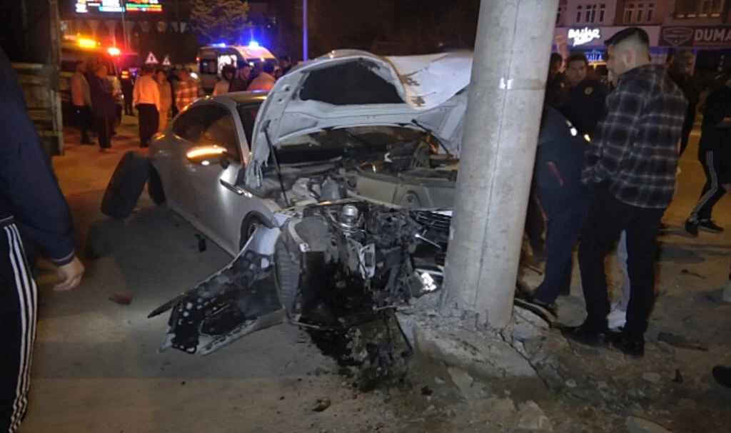 Samsun’da Zincirleme Kaza! Araç Elektrik Direğine Çarptı