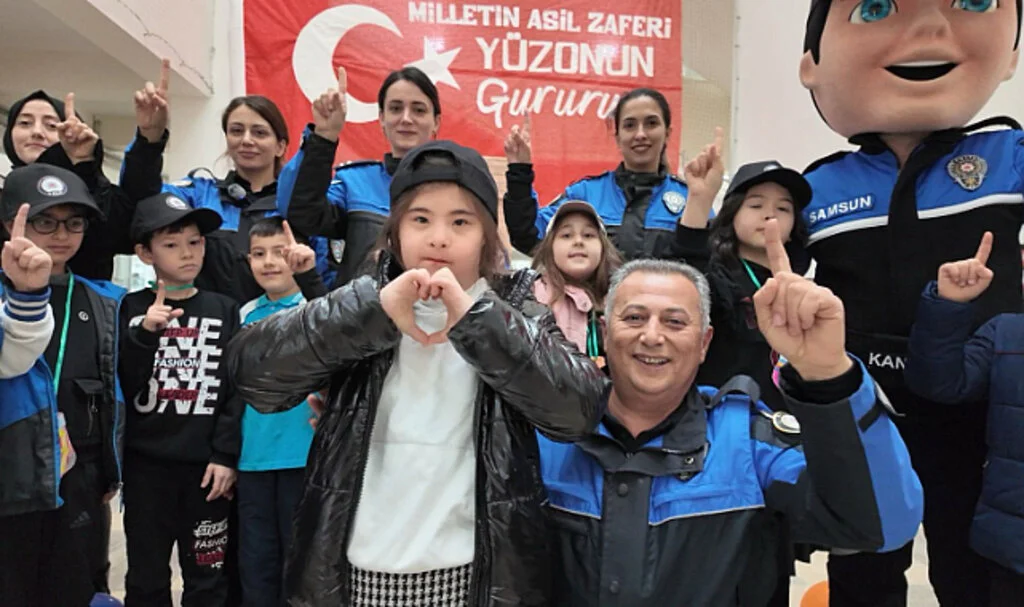 Samsun Emniyetinden Down Sendromlu Miniklere Sürpriz