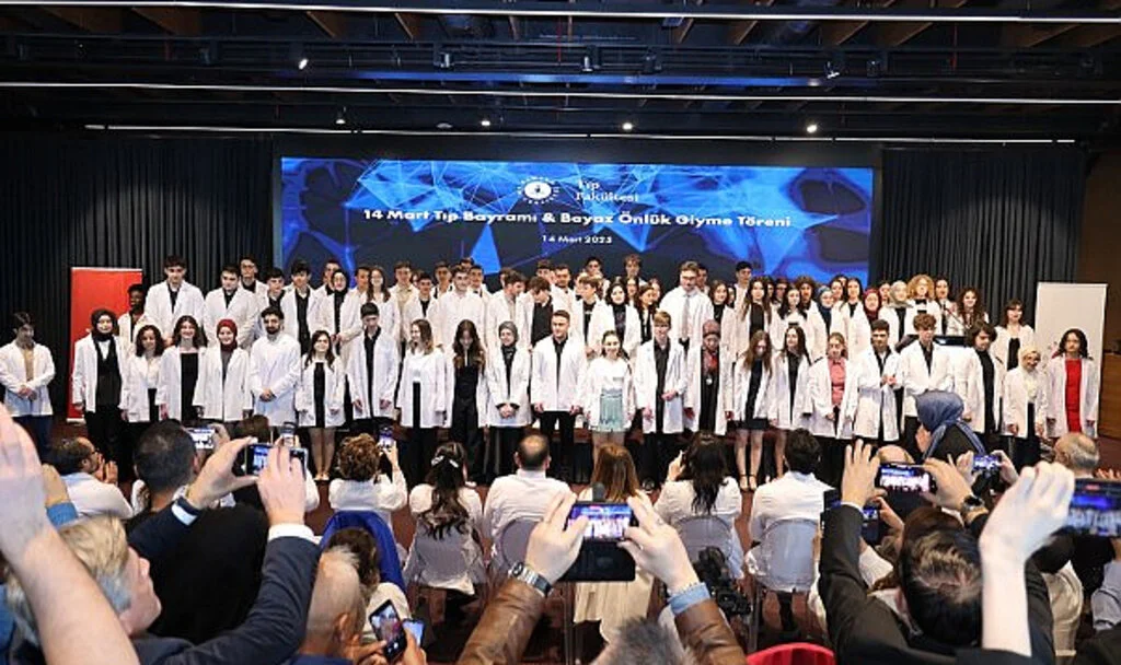 Samsun Üniversitesi Tıp Fakültesi Öğrencileri Beyaz Önlüklerini Giydi