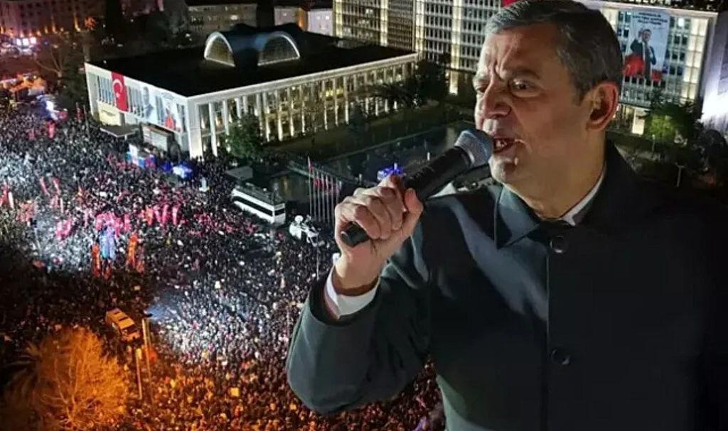 Saraçhane'de Kısa Süreli Panik: Özgür Özel Müdahale Etti