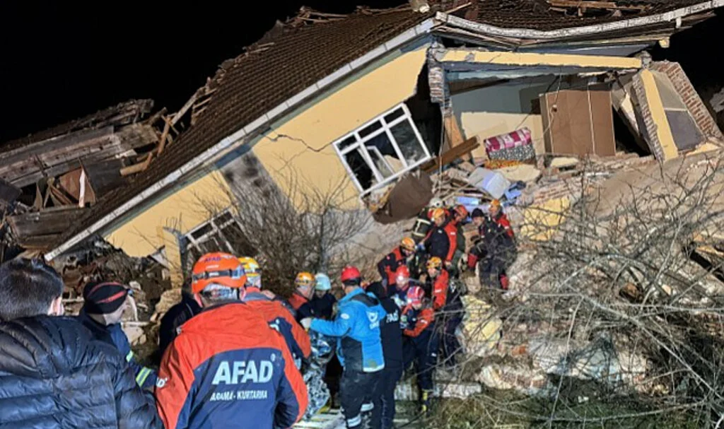 Sinop'ta Heyelan: 3 Ev Yıkıldı, 4 Kişi Yaralı Kurtarıldı