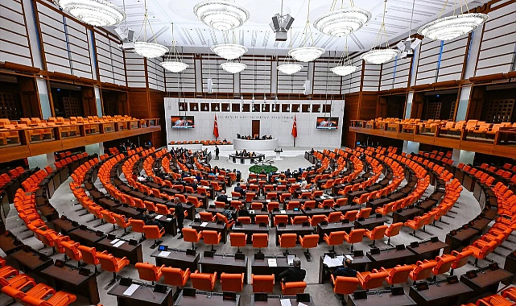 TBMM’de Öneriler Reddedildi! Köy Arazileri Satışı, Emekli Maaşları Tartışıldı