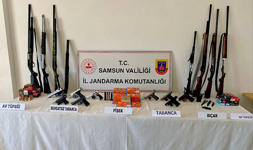 Tekkeköy'de Kaçak Silah Operasyonu: 8 Gözaltı