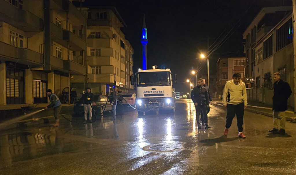 Vezirköprü Belediyesi Caddeleri Temizliyor!