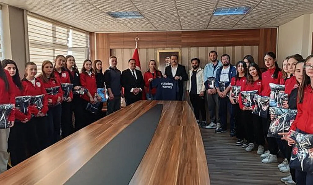 Vezirköprü Kaymakamı Özgür Kaya, Başarılı Sporcuları Ödüllendirdi!