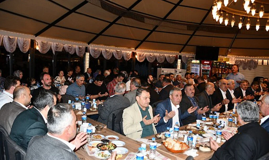 Vezirköprü Muhtarlar Derneği’nden İftar Programı