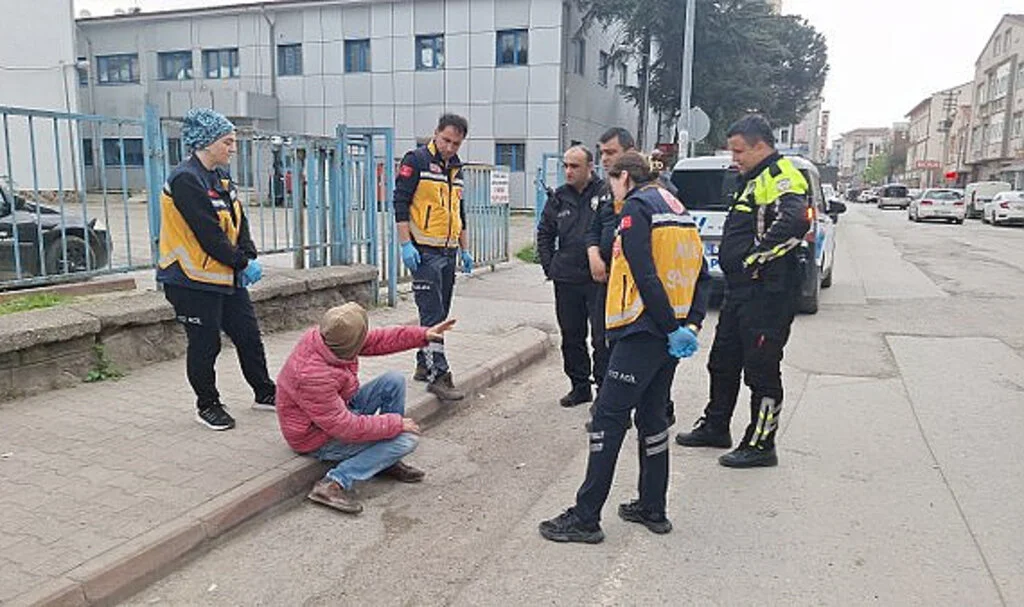 Bafra'da Aşırı Alkollü Kişiyi Polis Ekipleri Evine Teslim Etti