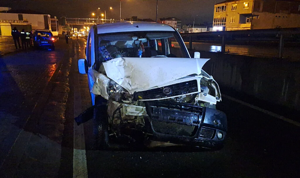 Bafra’da Hafif Ticari Araçlar Çarpıştı: 4 Yaralı