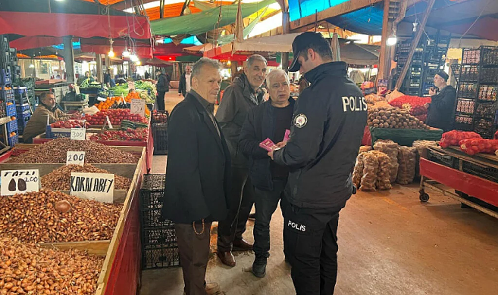 Bafra’da Polis Dolandırıcılığa Karşı Sahada
