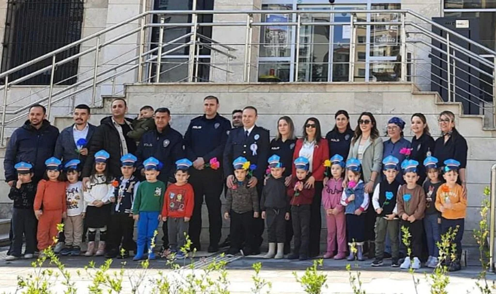 Canik'te Minik Öğrencilerden Polislere Anlamlı Sürpriz