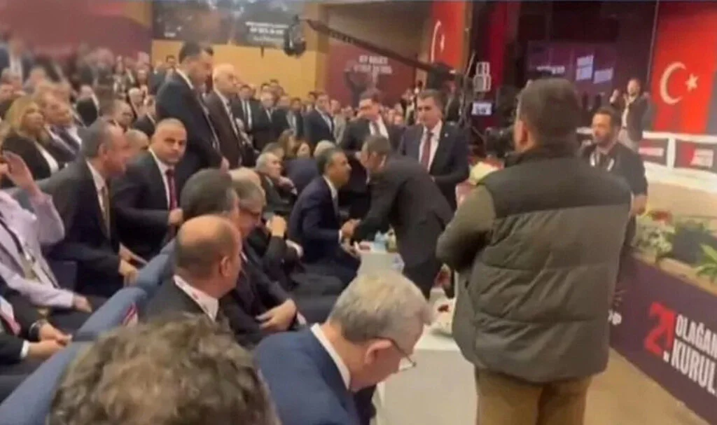 CHP Kurultayında Gerginlik: Şimşek ile Özel Tartıştı