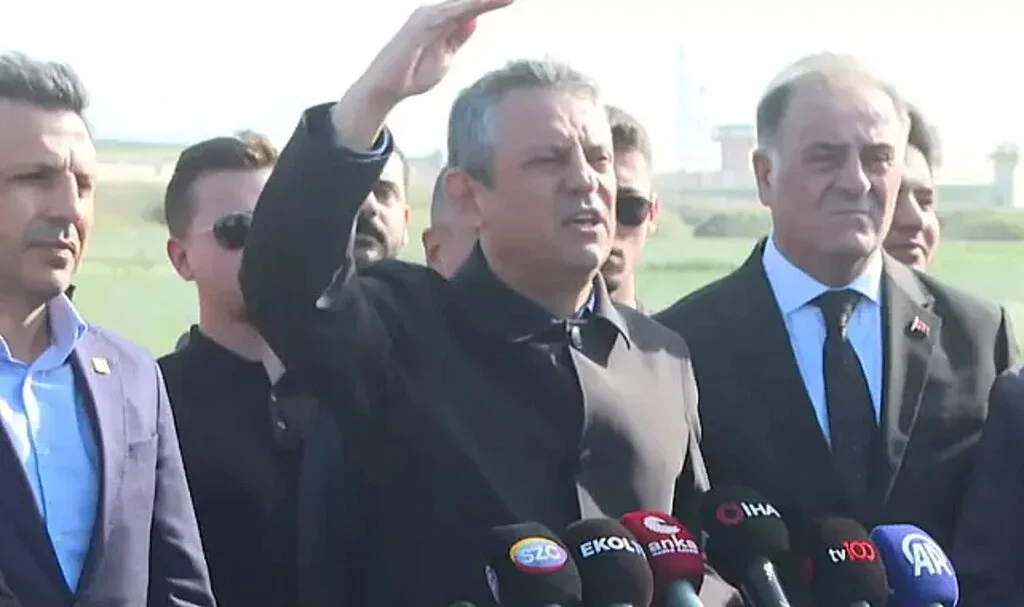 CHP Lideri Özgür Özel’den Jammer Tartışmasına Sert Yanıt: Pazartesi AK Partili Belediyeleri İlan Edeceğim