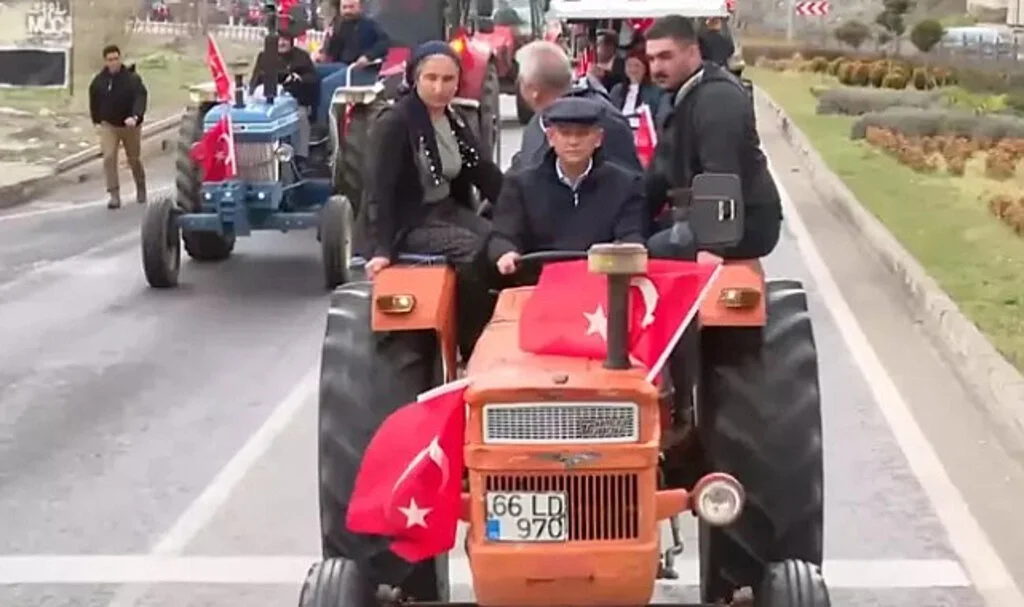 CHP Lideri Özgür Özel Yozgat Mitingine Traktörle Katıldı