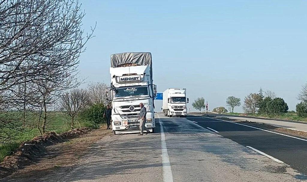 Emniyet Şeridinde Durdu, Kaza Geçirdi