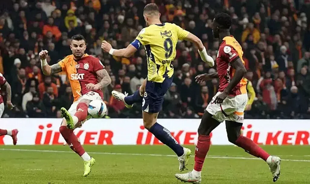 Fenerbahçe-Galatasaray derbisine saatler kala hiç beklenmedik karar! İlk 11'de büyük sürpriz...