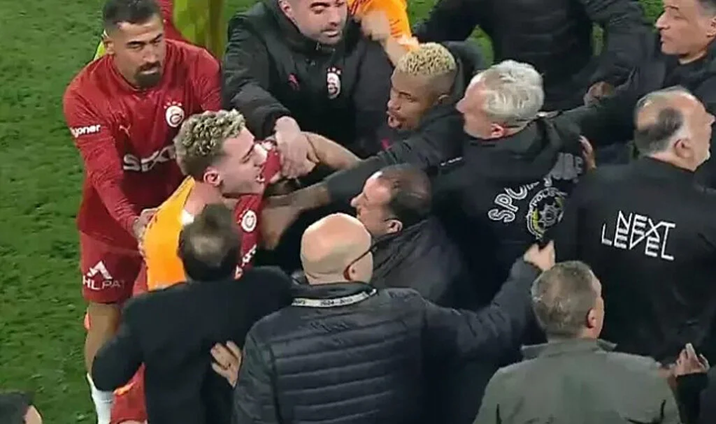 Fenerbahçe-Galatasaray Maçında Kavga Çıktı! İşte O Görüntüler...
