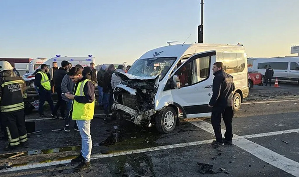 İşçi Servisleri Çarpıştı: 18 Yaralı