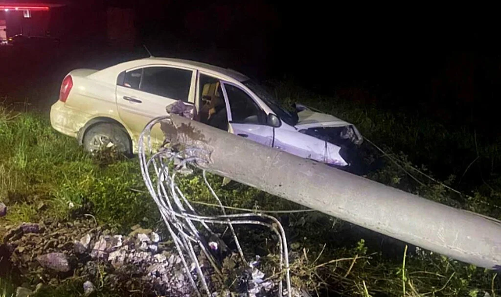 Otomobil Elektrik Direğine Çarptı: Sürücü Yaralandı