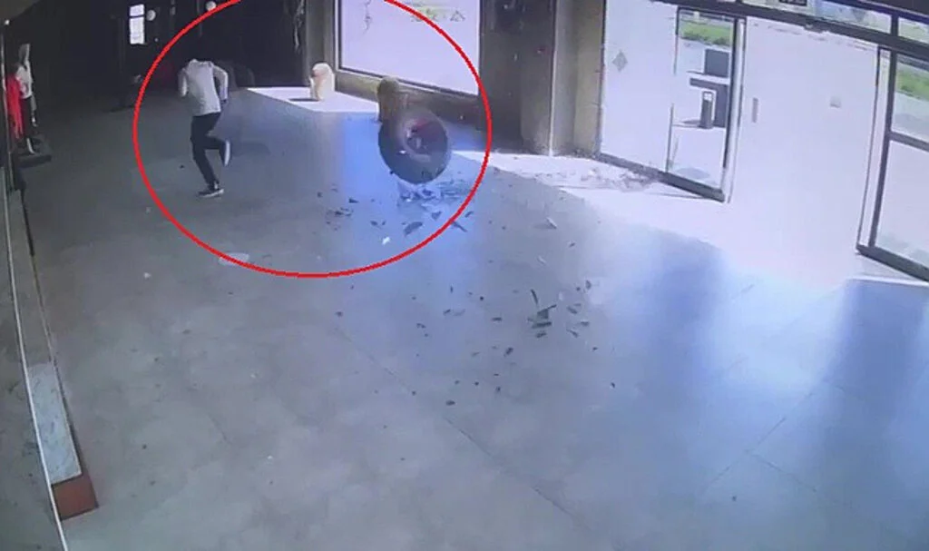 Safari Aracından Kopan Teker Dükkana Girdi