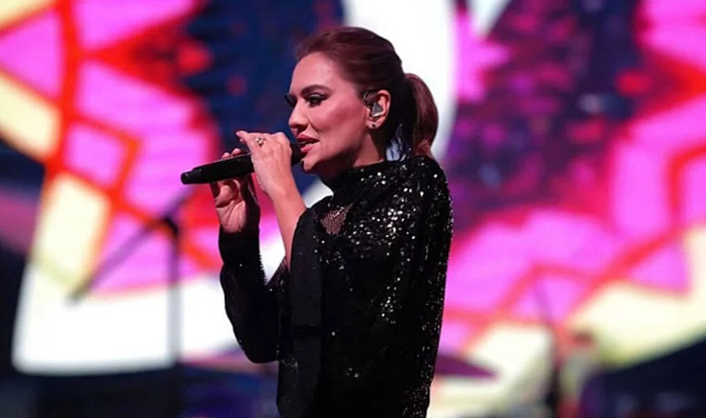 Sahnede Sinirlendi: “İçmeyin Ağabey Şunu!”