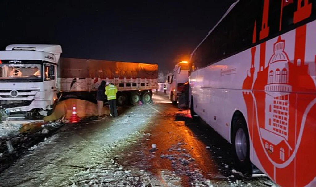 Samsun-Ankara Yolunda Kaza: 5 Kişi Yaralandı