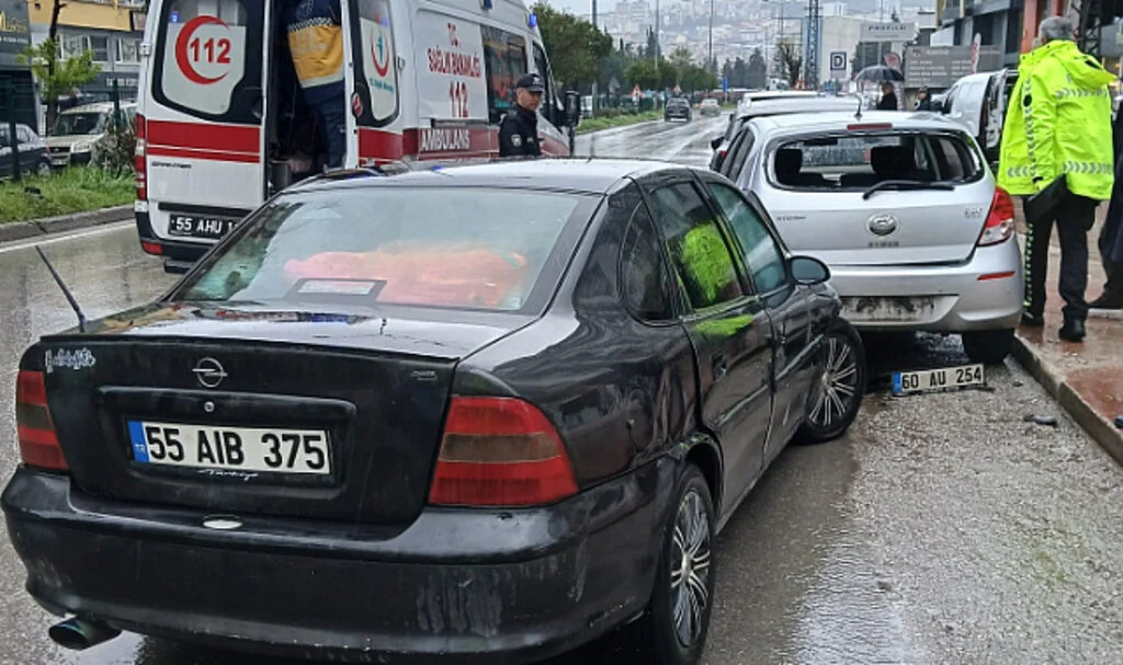 Samsun’da 3 Araç Çarpıştı: 5 Kişi Yaralandı