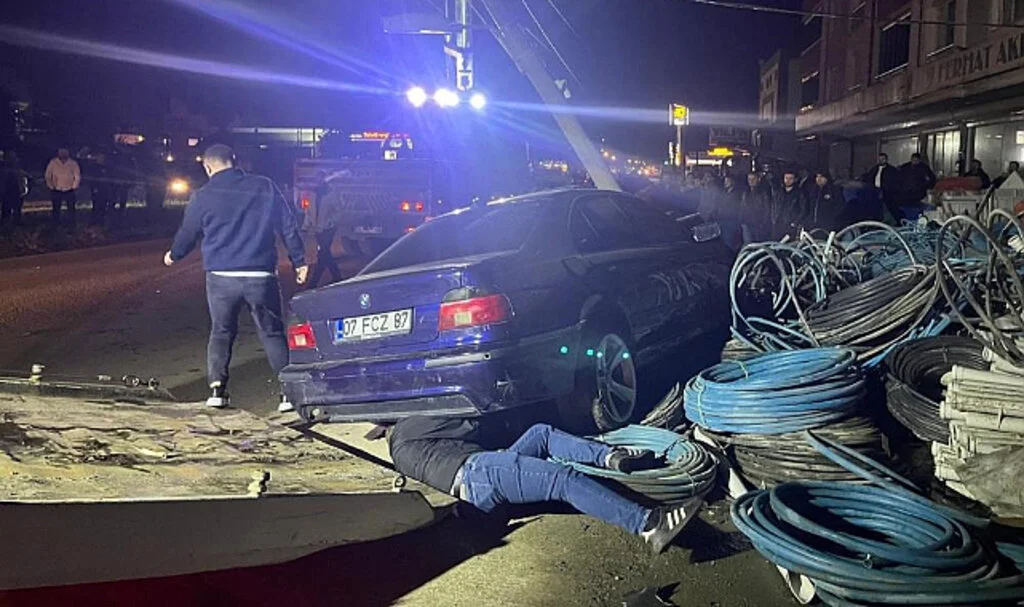Samsun’da Bisikletliye Çarpmamak İçin Direğe Çarptı