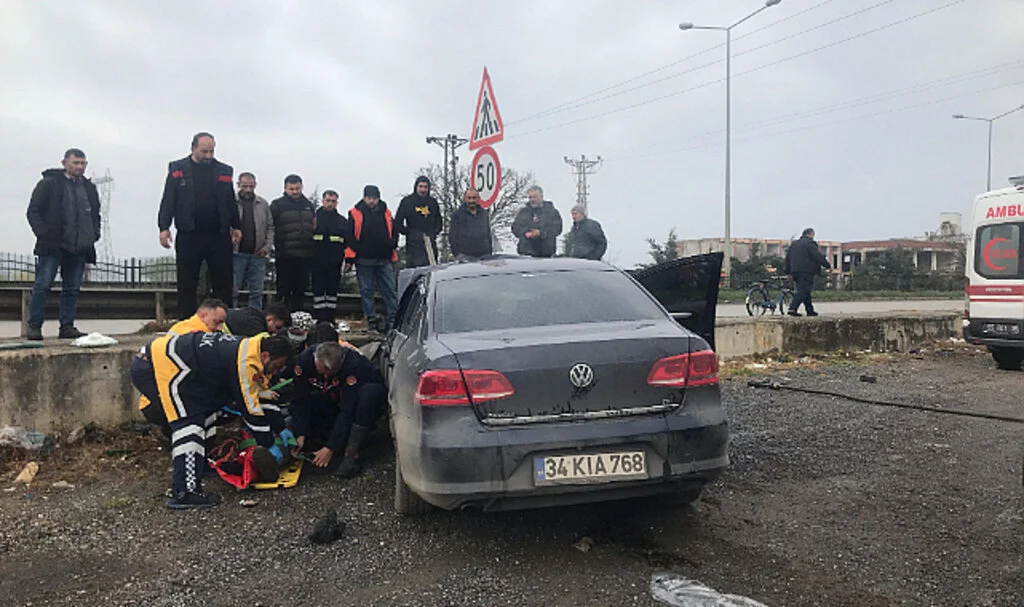 Samsun’da Kaldırıma Çarpan Araçta 2 Kişi Yaralandı