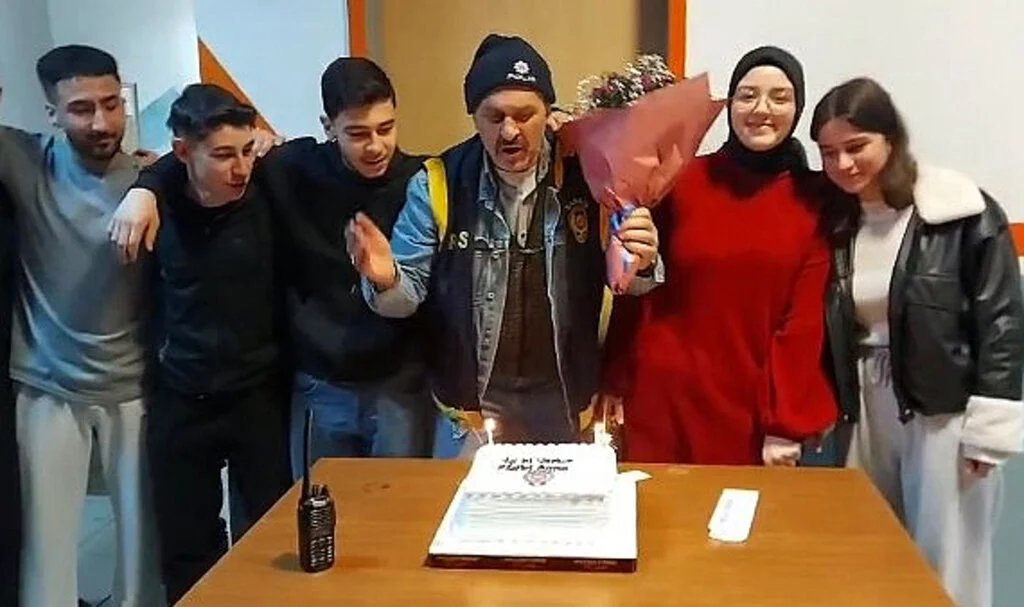 Samsun'da Kavga İhbarına Giden Polise Sürpriz Kutlama