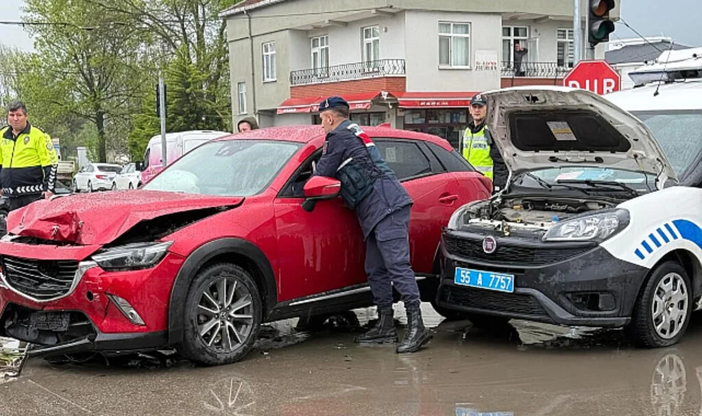 Samsun'da Kırmızı Işıkta Feci Kaza: 6 Kişi Yaralandı