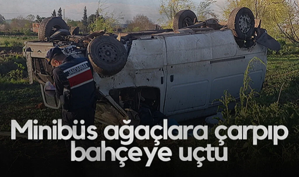 Samsun'da Minibüs Ağaçlara Çarpıp, Bahçeye Devrildi
