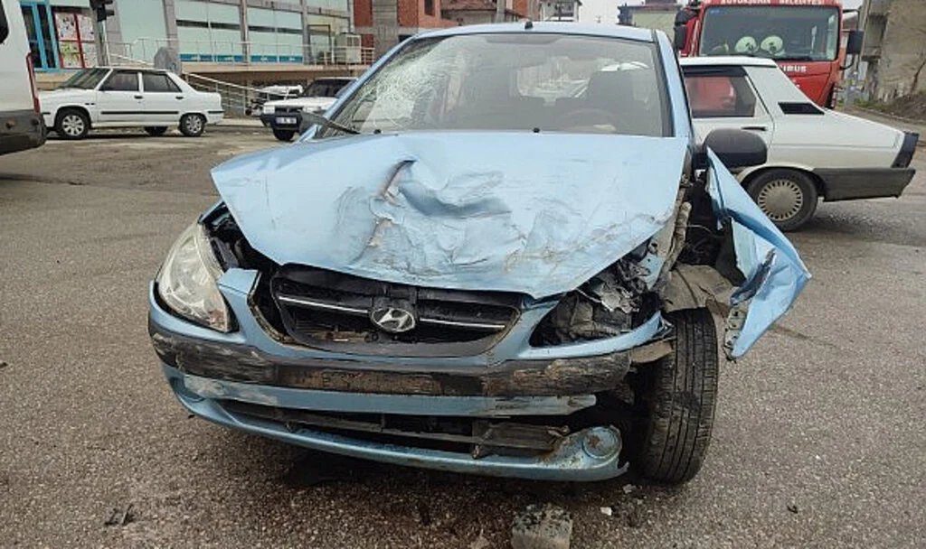 Samsun'da Otomobil ile Minibüs Çarpıştı: 6 Yaralı