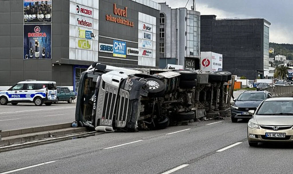 Samsun'da Temizlik Malzemesi Yüklü Tır Devrildi