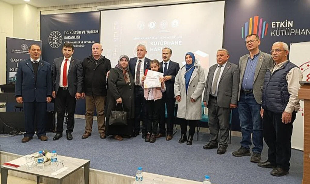 Samsun'da Yılın Kitap Kurtları Ödüllerini Aldı