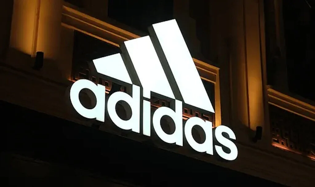 Tarzınızı ve Rahatlığınızı Yansıtın: Adidas Spor Ayakkabılar ve Guess Çantalar ile Spor Moda İncelemesi