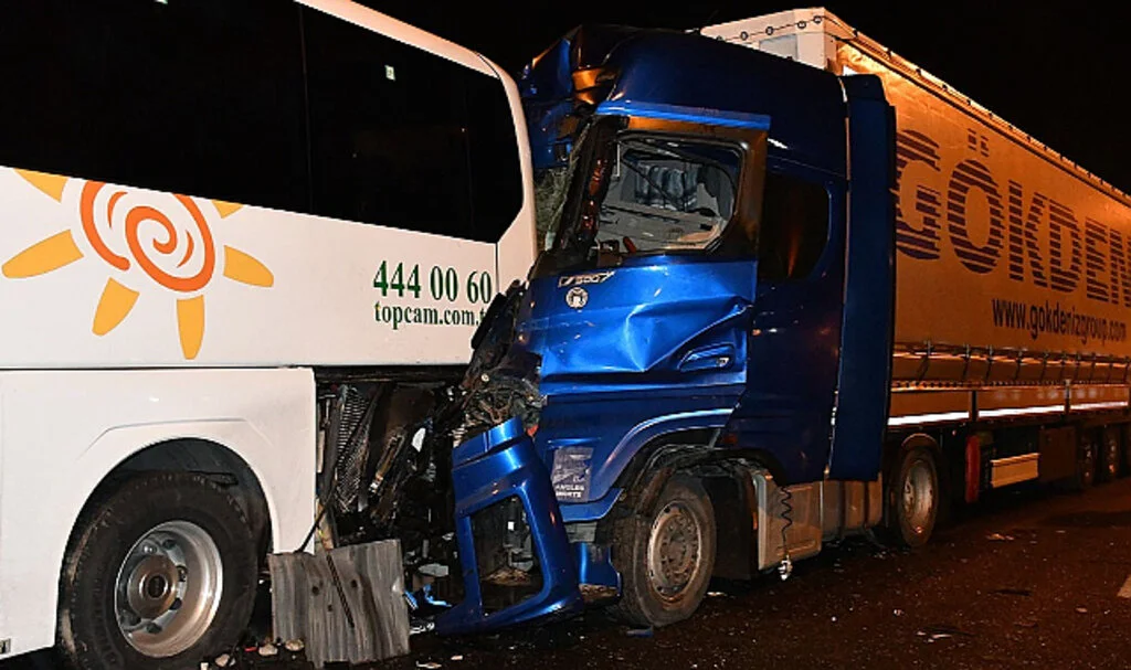 Tırın Çarptığı Tur Otobüsünde 13 Kişi Yaralandı