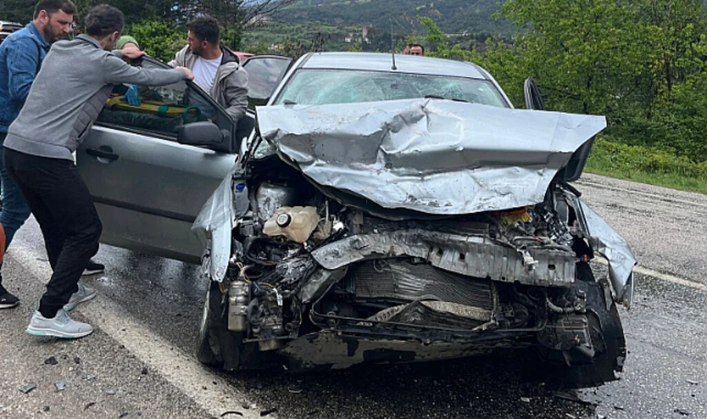 Tokat'ta Kamyon ile Otomobil Çarpıştı: 2 Ölü