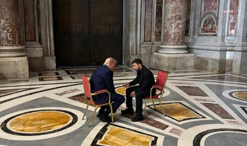 Trump ve Zelenski Vatikan’da Görüştü