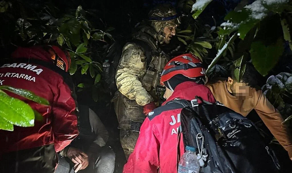 Türkiye’ye Kaçak Giren 4 Kişi Donmak Üzereyken Kurtarıldı