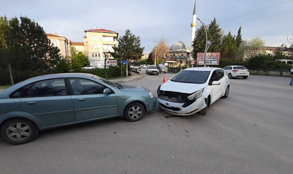 Vezirköprü’de Zincirleme Kaza: 4 Kişi Yaralandı