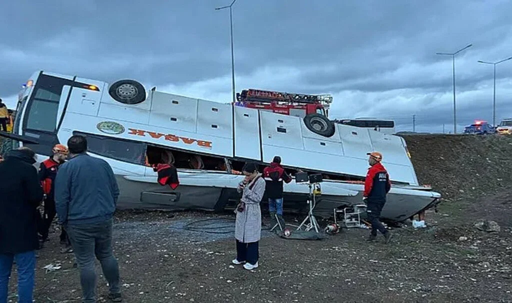 Yolcu Otobüsü Devrildi: Ölü ve Yaralılar Var