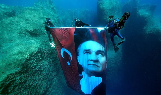 Atatürk Posteri Bu Kez Deniz Altında Açıldı
